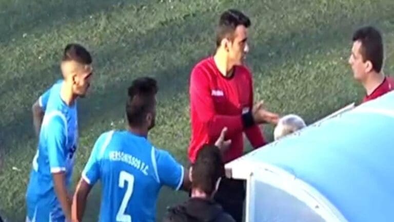 Διαιτητής ξέχασε την κόκκινη κάρτα στα… αποδυτήρια! (vid)