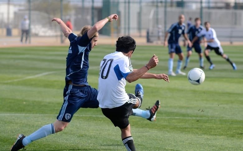 crossing_football