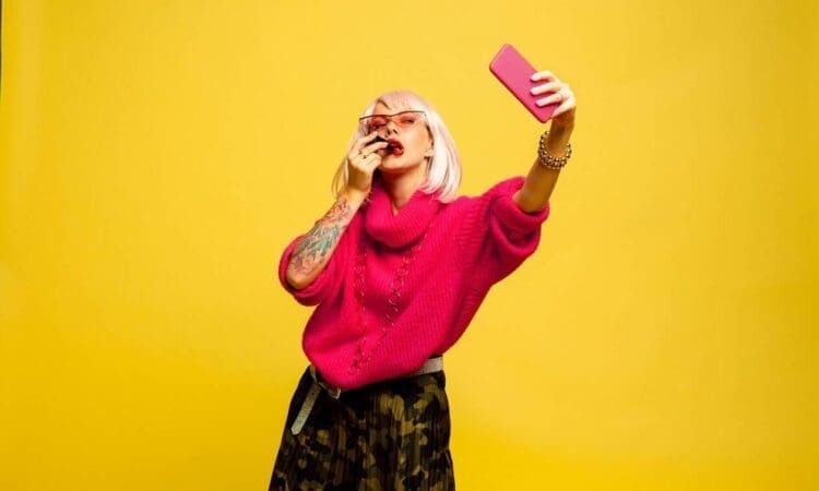 Influencers: Γιατί τους “ακολουθούμε” με μανία;