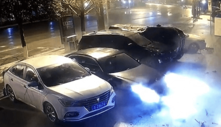 Αμάξι έκανε… άλμα για να παρκάρει! (vid)