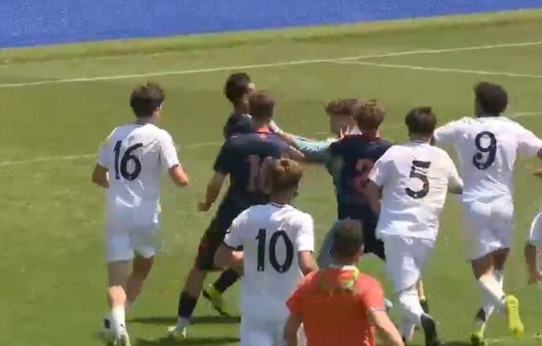 Χαμός σε αναμέτρηση της U16 της Ρεάλ – Έπεσαν “ψιλές” από τους νεαρούς!