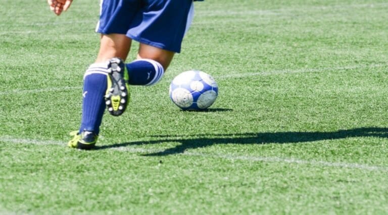 Τραυματίστηκε νεαρός σε αγώνα U17 από… ανεγκέφαλο που άναψε κροτίδα!