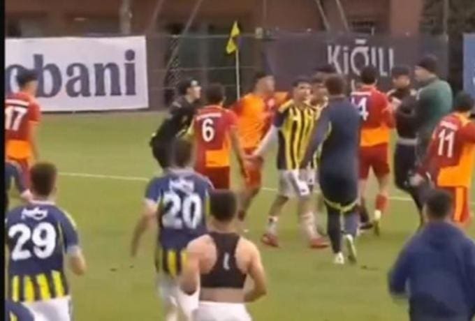 Έπεσε… πολύ “ξύλο” στο παιχνίδι U19 της Φενέρ με την Γαλατά!