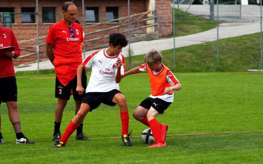 devecchi-coach-allenamento-football-acmilancamp-1080x675